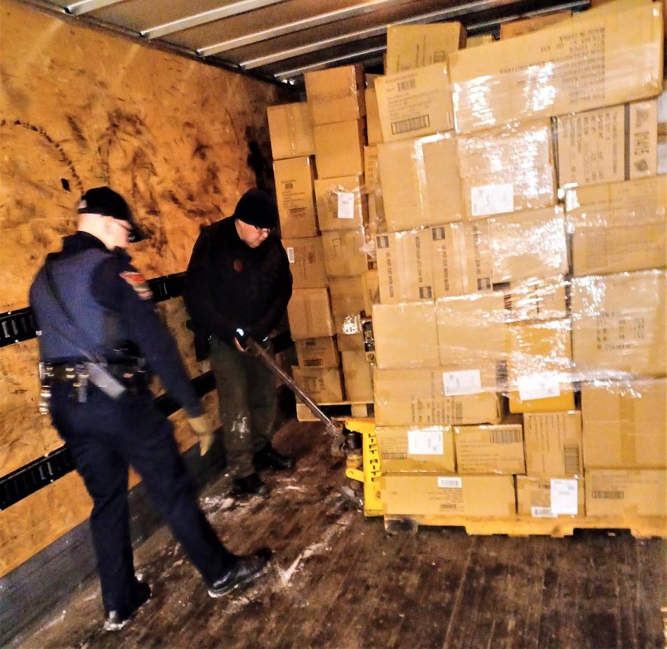 Fond du Lac Police Volunteers help Santa & DF unload & deliver TFT at FdL Reservation (New Years 2022)