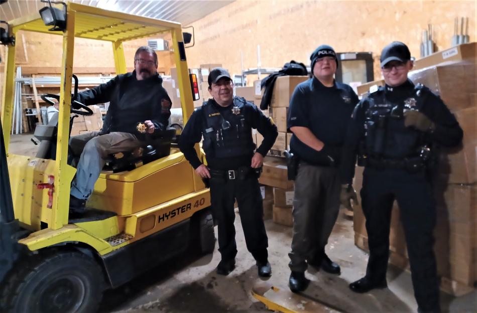 Fond du Lac Police Volunteers help Santa & DF unload & deliver TFT at FdL Reservation 1 (New Years 2022)