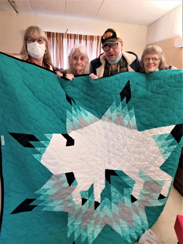 St Charles Marge, Alice, Lyle & Aleta displaying Alice's New Year's Buffalo Starquilt @ Whitewater Home 2 (2023)